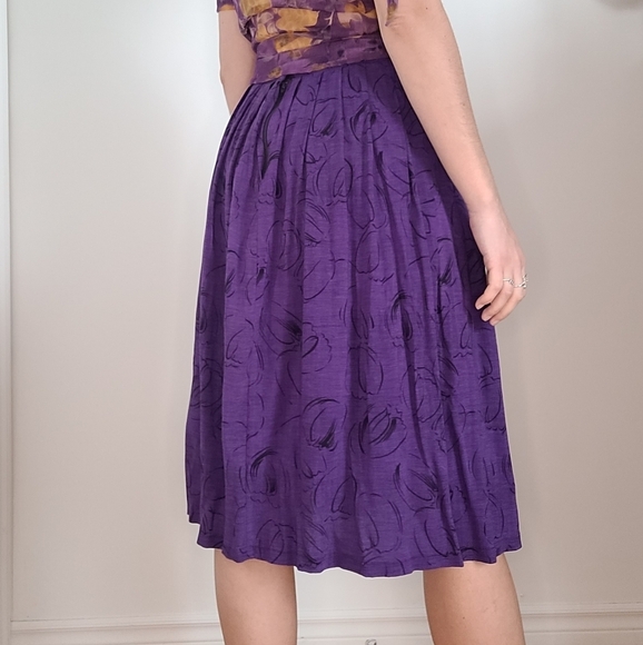 EDITIONS VINTAGE  PURPLE FLORAL PRINT PLEATED MIDI SKIRT - Picture 3 of 4